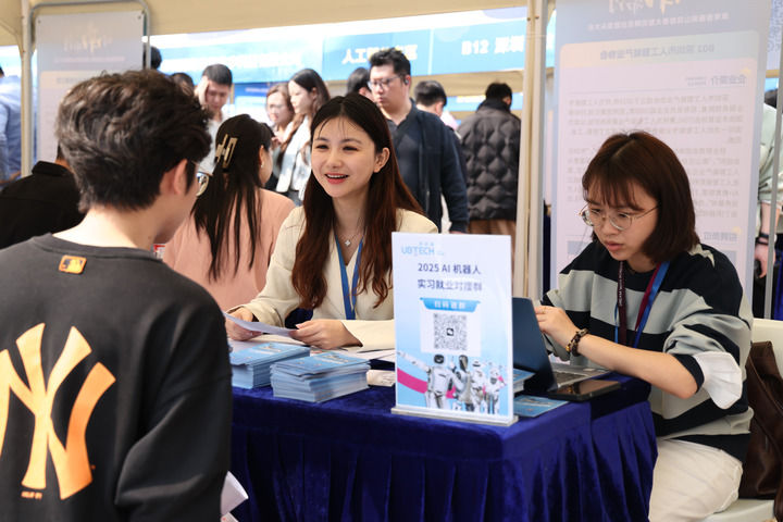 2025年2月18日，科技公司负责人在2025年深圳市南山区新春大型招聘活动暨猎头大会现场与求职者交流。新华社记者 毛思倩 摄