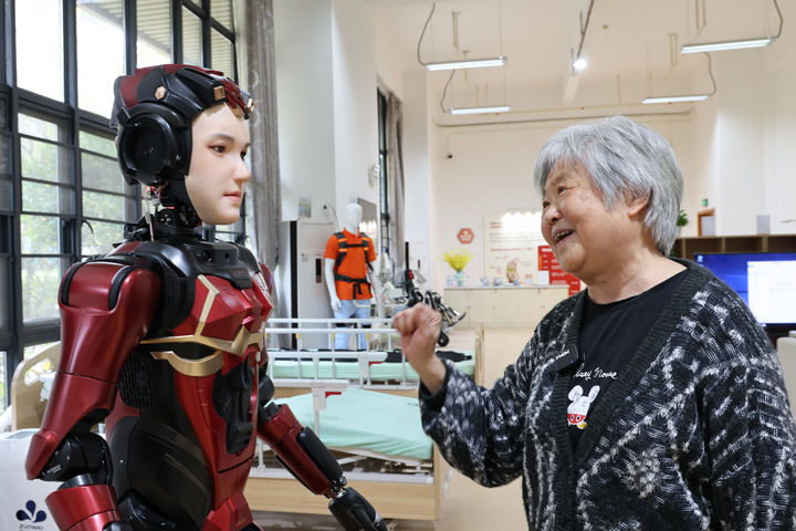 2025年3月3日，在深圳市养老护理院，一名老人与人形机器人“夏澜”互动。新华社记者 梁旭 摄