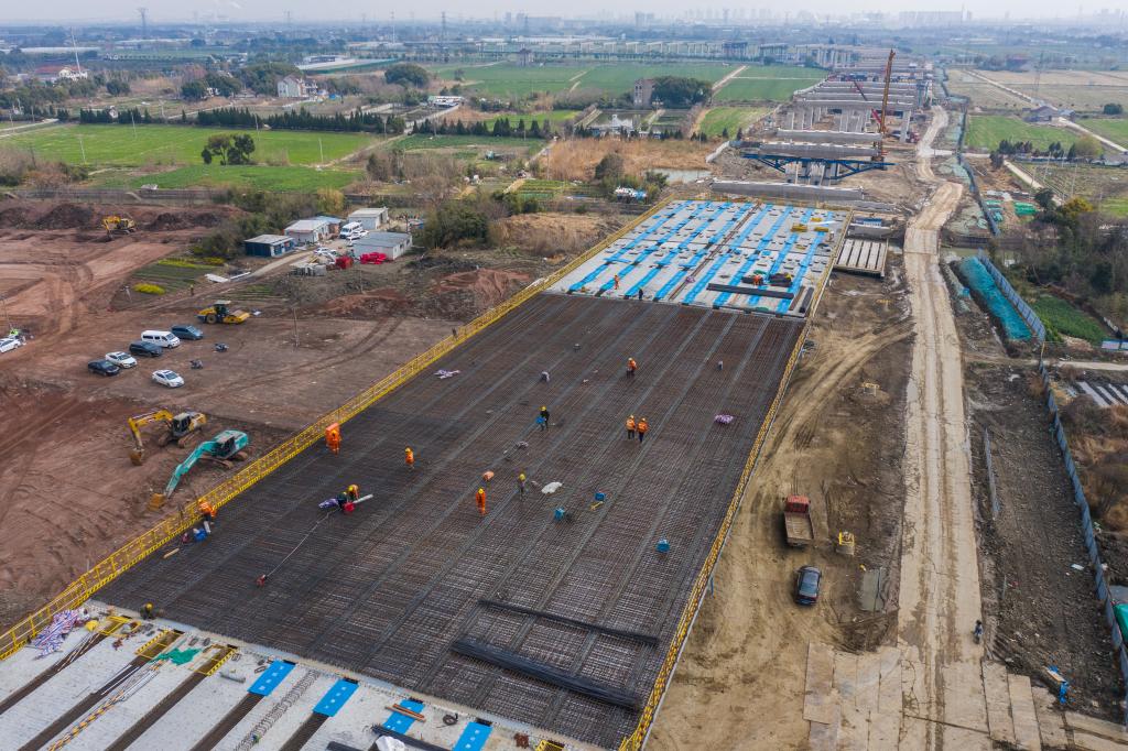 3月7日，在524国道秀洲王江泾至新塍公路工程TJ02标段，作业人员正在进行60米钢混组合梁现浇桥面板钢筋焊接及绑扎作业（无人机照片）。新华社记者 徐昱 摄