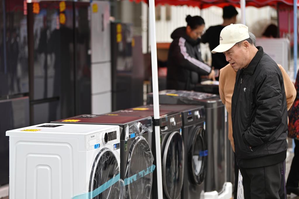 3月28日，天津市北辰区举行2025年消费品以旧换新惠民服务活动，吸引众多市民前来选购。新华社记者 李然 摄