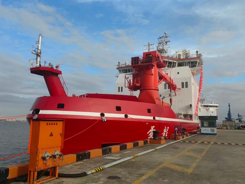 图为中国极地考察国内基地码头停靠的“雪龙2”号破冰船。新华社记者徐鹏航 摄