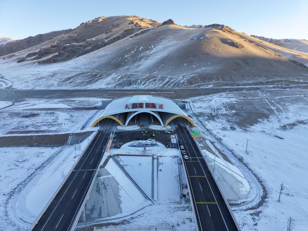 穿天山連南北疆！世界最長高速公路隧道通車--經濟·科技--人民網
